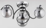 Lampa sufitowa Kretka z czterema oprawami E14, w kolorze czarnym i chromowanym. Posiada okrągłe, szklane klosze w chromowanym wykończeniu, zamocowane na elastycznych ramionach. Ujęcie z dołu, pokazujące detale konstrukcji i kształt.