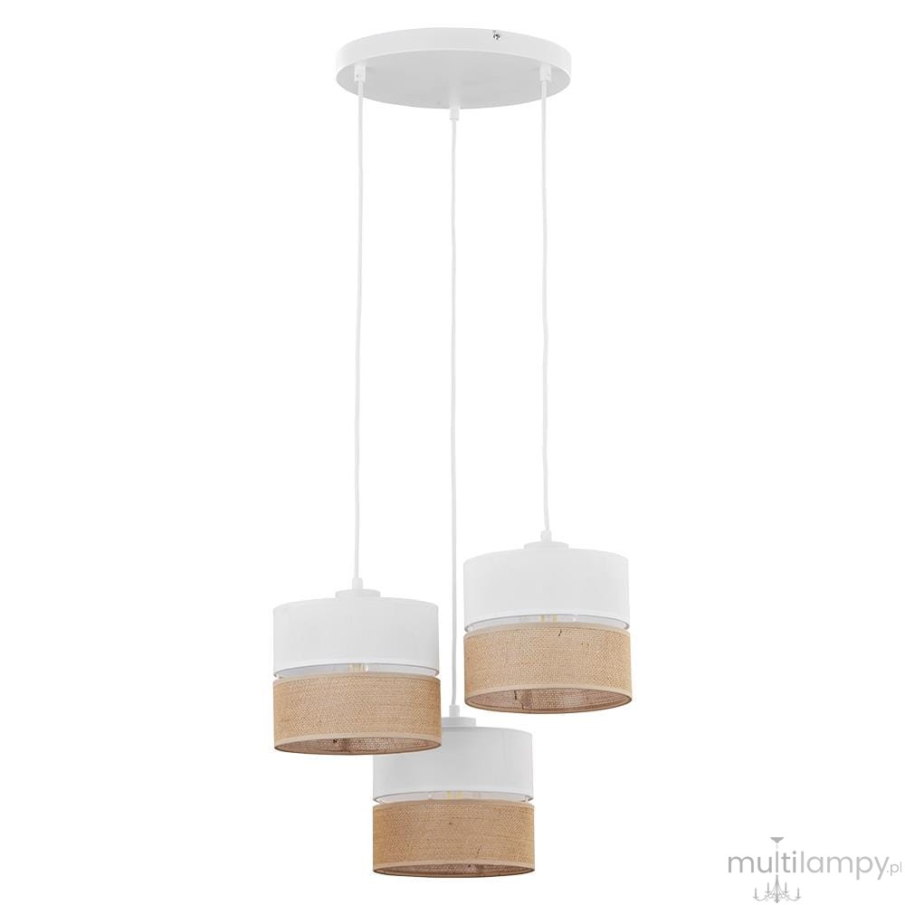 Lampa wisząca 3-punktowa Linobianco w kolorze białym z elementami jutowymi. Posiada trzy klosze wiszące na białych przewodach, z przezroczystą górną częścią i jutowym wykończeniem na dole. Ujęcie frontalne, na prostym tle.
