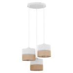 Lampa wisząca 3-punktowa Linobianco w kolorze białym z elementami jutowymi. Posiada trzy klosze wiszące na białych przewodach, z przezroczystą górną częścią i jutowym wykończeniem na dole. Ujęcie frontalne, na prostym tle.