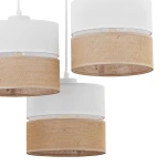 Lampa wisząca Linobianco 3-punktowa w białym kolorze z jutowymi abażurami. Produkt zawiera trzy cylindryczne klosze, z których dwa są białe, a jeden ma jutowy akcent. Ujęcie z przodu, ukazujące detale i teksturę materiałów.