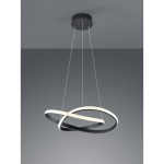Czarna lampa wisząca Course LED 3000K w kształcie dwóch przeplatających się pierścieni. Zawieszona na cienkich linkach z sufitu, z białym akcentem na zewnętrznej krawędzi. Tło szare, minimalistyczne, podkreślające nowoczesny design lampy.