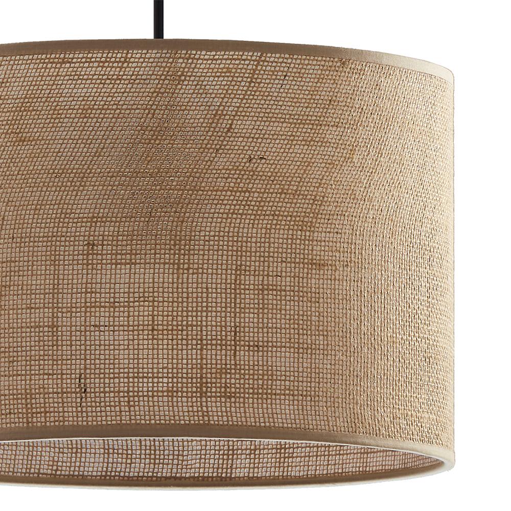 Lampa wisząca Juta D30 w kolorze brązowym z okrągłym kloszem z materiału tekstylnego, o strukturze siateczkowej. Ujęcie zbliżone na klosz, zawieszony na czarnym przewodzie. Idealna do nowoczesnych wnętrz.