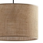 Lampa wisząca Juta D30 w kolorze brązowym z okrągłym kloszem z materiału tekstylnego, o strukturze siateczkowej. Ujęcie zbliżone na klosz, zawieszony na czarnym przewodzie. Idealna do nowoczesnych wnętrz.