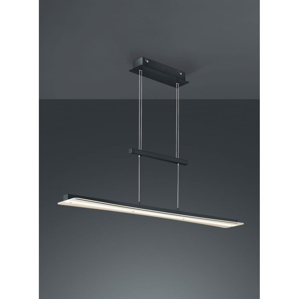 Czarna lampa wisząca LED Smash, 1-punktowa, z prostokątnym kloszem i metalowym mocowaniem. Zawieszona na cienkich linkach, umieszczona na ciemnym tle, idealna do nowoczesnych wnętrz.
