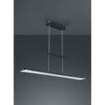 Czarna lampa wisząca LED Smash z jednym punktem świetlnym. Posiada prostokątną, cienką obudowę z aluminium oraz dwa regulowane przewody zawieszenia. Wykończenie matowe, minimalistyczny design, zawieszona na ciemnym tle.