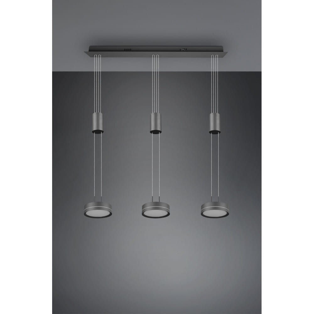 Franklin LED lampa wisząca 3-punktowa w kolorze antracytowym, składająca się z trzech okrągłych kloszy zawieszonych na cienkich linkach. Ujęcie frontalne, z zamontowanym wspornikiem sufitowym na gładkim tle.