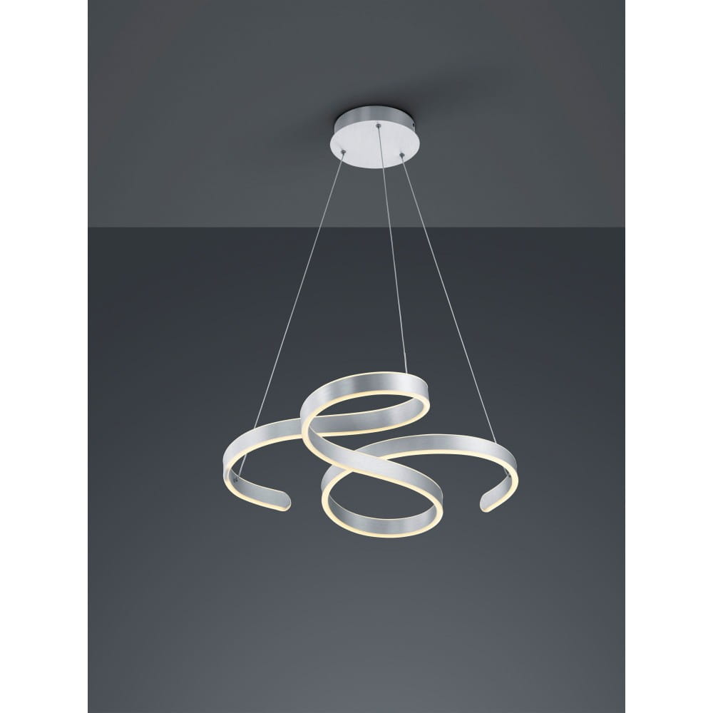Francis LED lampa wisząca 1-punktowa w kształcie falistej spirali, wykonana z aluminium, z podświetleniem LED. Zawieszona na cienkich linkach, montowana sufitowo. Biała, minimalistyczna forma na ciemnym tle.