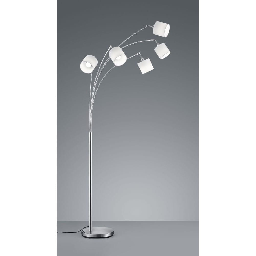 Lampa podłogowa Tommy 5-punktowa w kolorze niklu, z pięcioma białymi kloszami na giętkich ramionach. Ustawiona na okrągłej, metalowej podstawie. Prosta forma, idealna do nowoczesnych wnętrz. Tło w odcieniach szarości.