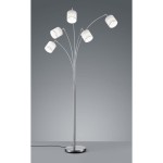 Lampa podłogowa Tommy w kolorze niklowym z pięcioma okrągłymi kloszami w białym kolorze. Produkt ma smukły, prosty design z metalowym stelażem i okrągłą podstawą. Stoi w pozycji pionowej na jednolitym, szarym tle.