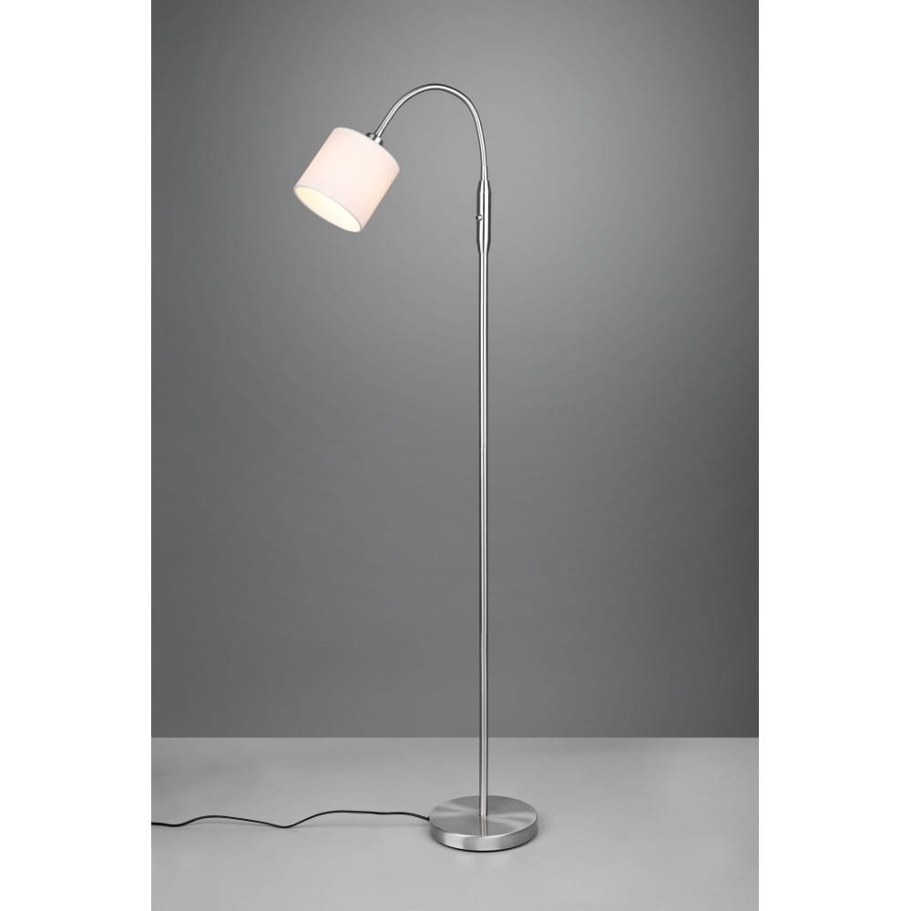 Lampa podłogowa Tommy z niklowaną podstawą, wysoka, z elastycznym ramieniem, zakończona białym kloszem. Ujęcie frontalne, pokazujące całą konstrukcję i przewód zasilający. Prosta, nowoczesna forma, idealna do wnętrz.