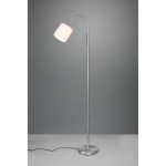 Lampa podłogowa Tommy z niklowaną podstawą, wysoka, z elastycznym ramieniem, zakończona białym kloszem. Ujęcie frontalne, pokazujące całą konstrukcję i przewód zasilający. Prosta, nowoczesna forma, idealna do wnętrz.