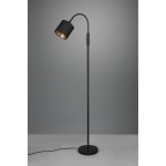Czarna lampa podłogowa Tommy z jednopunktowym kloszem, o prostym, smukłym kształcie. Uchwyt łukowy i okrągła podstawa. Wnętrze klosza w kolorze miedzi. Lampa stoi na szarej powierzchni, w neutralnym tle.