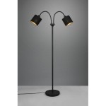 Lampa podłogowa Tommy z dwoma punktami świetlnymi, czarna, z metalowym stelażem i kloszami w kształcie cylindrów. Ujęcie frontalne, stojąca na okrągłej podstawie, przewód elektryczny widoczny z boku, tło w jednolitym odcieniu szarości.