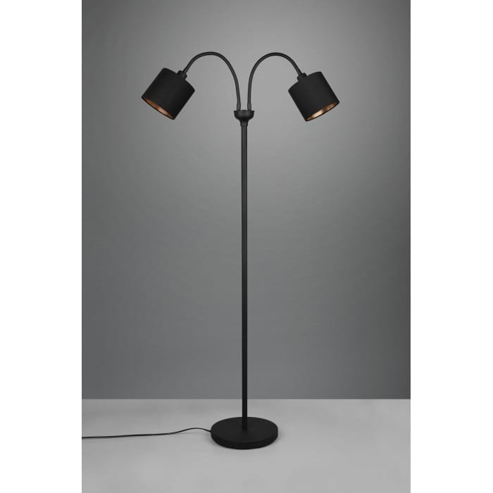 Czarna lampa podłogowa Tommy z dwoma punktami świetlnymi, z eleganckim, prostym designem. Ujęcie frontalne, lampa ma smukły, metalowy stelaż oraz dwa klosze skierowane w górę, umieszczone na zakrzywionych ramionach. Podstawa okrągła.