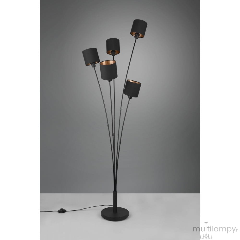 Lampa podłogowa Tommy, pięciopunktowa, czarna. Ma pięć cylindrycznych kloszy z metalowym wykończeniem w kolorze miedzi, osadzonych na cienkich, giętych ramionach. Stoi na okrągłej podstawie, z widocznym przewodem z przełącznikiem.