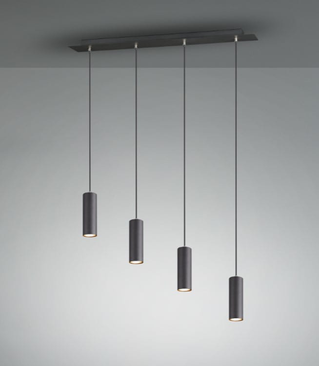 Czarna lampa wisząca Marley z czterema punktami świetlnymi. Cylindryczne klosze zawieszone na cienkich linkach, umieszczone na prostokątnej podstawie. Lampa wisi równolegle do sufitu, idealna do nowoczesnych wnętrz.