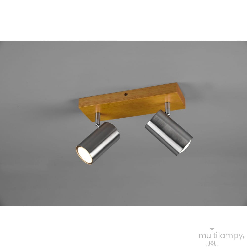 Lampa sufitowa Marley z dwoma spotami, wykonana z drewna w kolorze jasnego brązu i niklowanych metalowych kloszy. Ujęcie z boku, montowana pod sufitem, z regulowanymi źródłami światła w kształcie cylindrów.