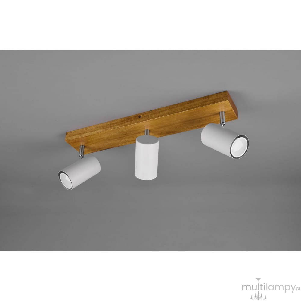 Lampa sufitowa Marley 3-punktowa, z drewnianą podstawą w kolorze naturalnym i trzema białymi reflektorami. Ujęcie z góry, produkt zamontowany na suficie, z widocznymi chromowanymi elementami mocującymi.