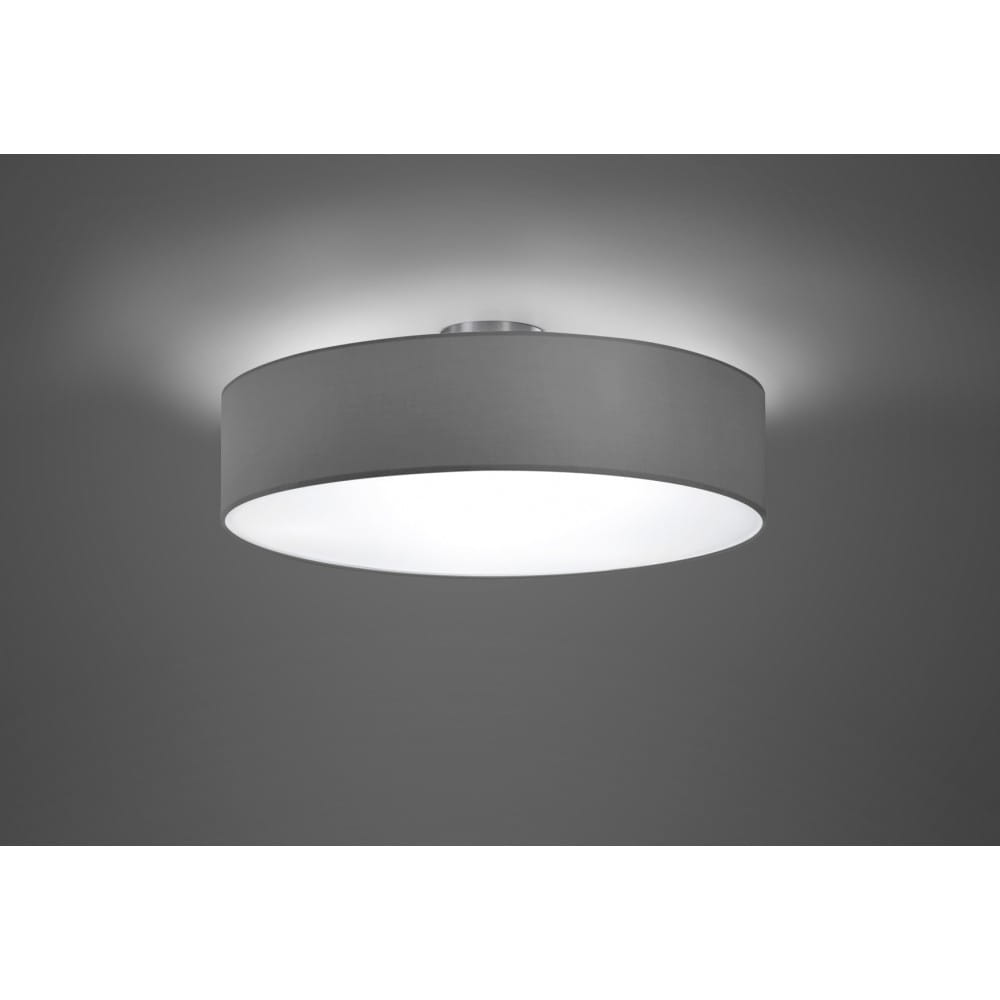 Lampa sufitowa 3-punktowa w kolorze szarym, okrągła, z matowym kloszem i metalowym mocowaniem. Zawieszona na gładkim tle, emitująca jasne światło. Idealna do nowoczesnych wnętrz.