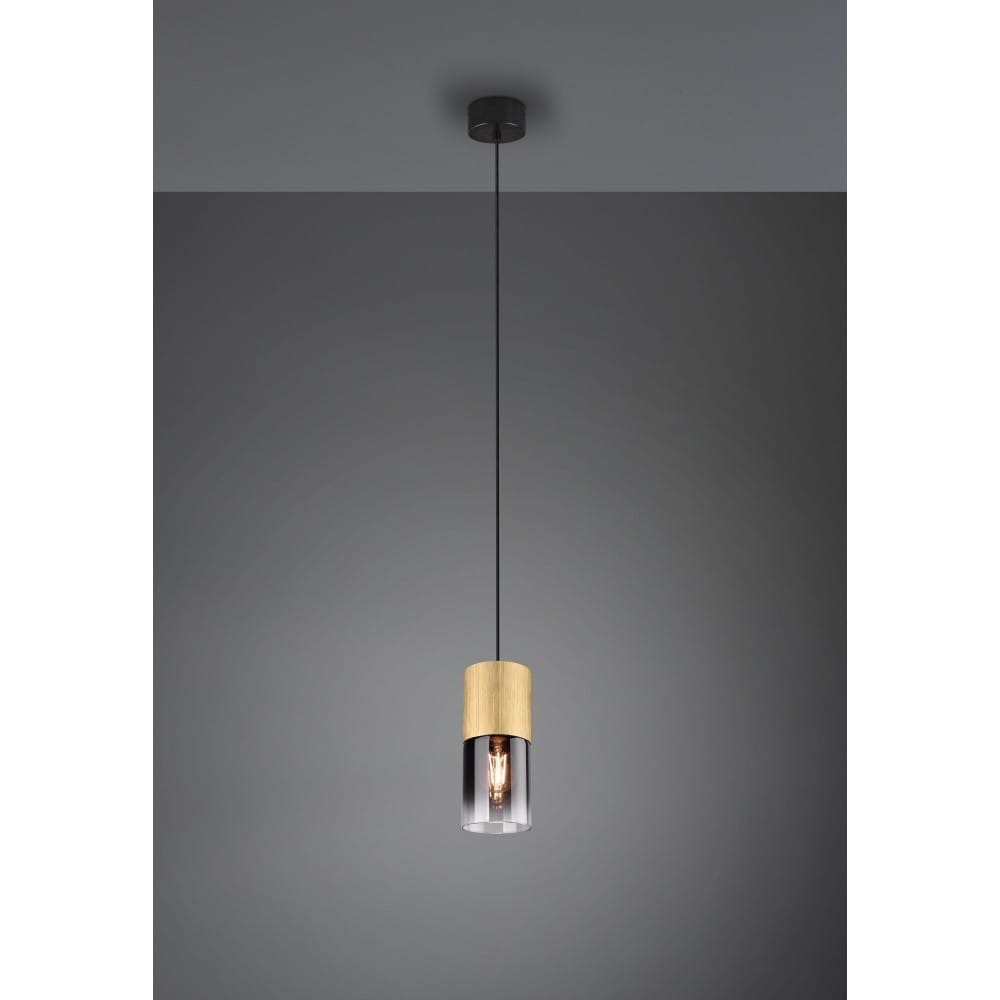 Lampa wisząca Robin 1-punktowa w kolorze czarnym z mosiężnym detalem. Posiada szklany klosz w kształcie cylindra, zawieszona na cienkim czarnym przewodzie. Produkt umieszczony na jednolitym tle.