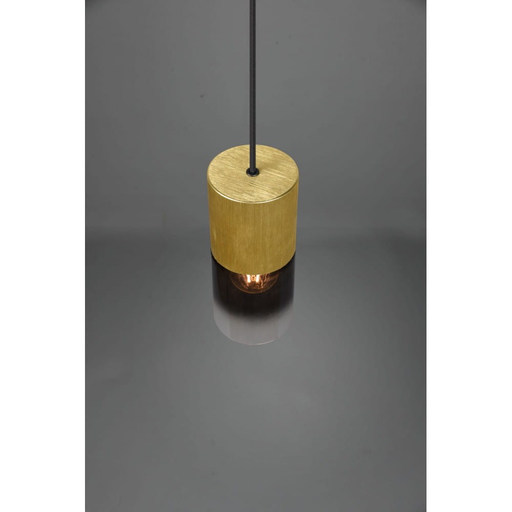 Lampa wisząca Robin w kolorze czarnym i mosiężnym, z cylindrycznym kloszem, zawieszona na czarnym przewodzie. Klosz mosiężny z matową teksturą, odsłaniający żarówkę. Ujęcie z góry, na jednolitym tle.
