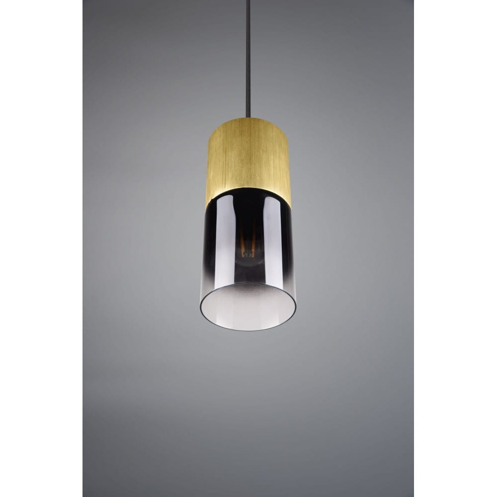 Lampa wisząca Robin, 1-punktowa, z mosiężnym elementem u góry i czarnym kloszem. Klosz ma cylindryczny kształt, a całość zawieszona na czarnym przewodzie. Tło szare, neutralne, podkreślające elegancki design lampy.