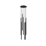 Lampa wisząca 7-punktowa Laser 1000 w kolorze czarnym, złożona z długich, cylindrycznych elementów zawieszonych na cienkich linkach. Ujęcie frontalne, produkt zamontowany na okrągłej podstawie przy suficie, na białym tle.