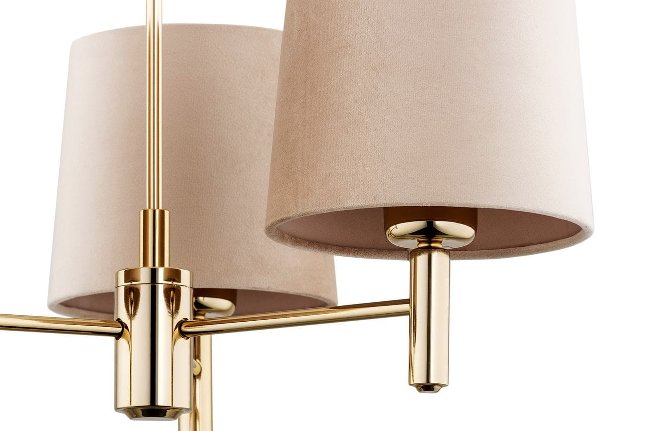 Lampa wisząca Ponte Plus w kolorze beżowym, 3-punktowa. Wyposażona w cylindryczne klosze z materiału aksamitnego oraz metalowe elementy w kolorze złotym. Ujęcie z bliska, ukazujące detale konstrukcji i fakturę materiału.