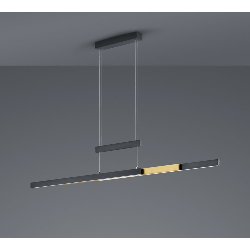 Lampa wisząca Trajan LED 3-punktowa w kolorze czarnym i mosiężnym. Posiada prostokątną konstrukcję z dwoma poziomymi elementami, zawieszona na cienkich linkach, z zamontowanym na suficie prostokątnym uchwytem. Tło szare.