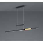 Lampa wisząca Trajan LED 3-punktowa w kolorze czarnym i mosiężnym. Posiada prostokątną konstrukcję z dwoma poziomymi elementami, zawieszona na cienkich linkach, z zamontowanym na suficie prostokątnym uchwytem. Tło szare.