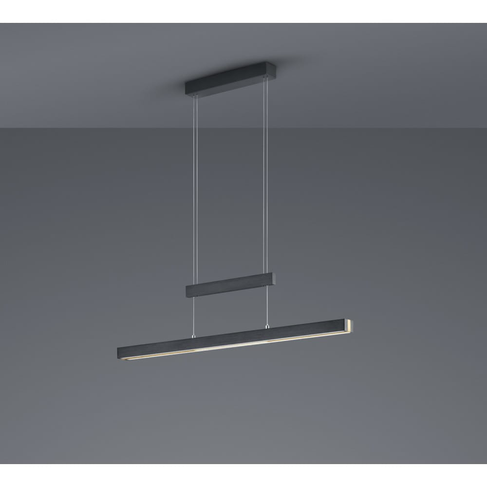 Czarna lampa wisząca LED Trajan 3-punktowa z elementami mosiężnymi. Prosta, prostokątna forma, zawieszona na cienkich linkach. Wysoka funkcjonalność i nowoczesny design, idealna do aranżacji wnętrz.
