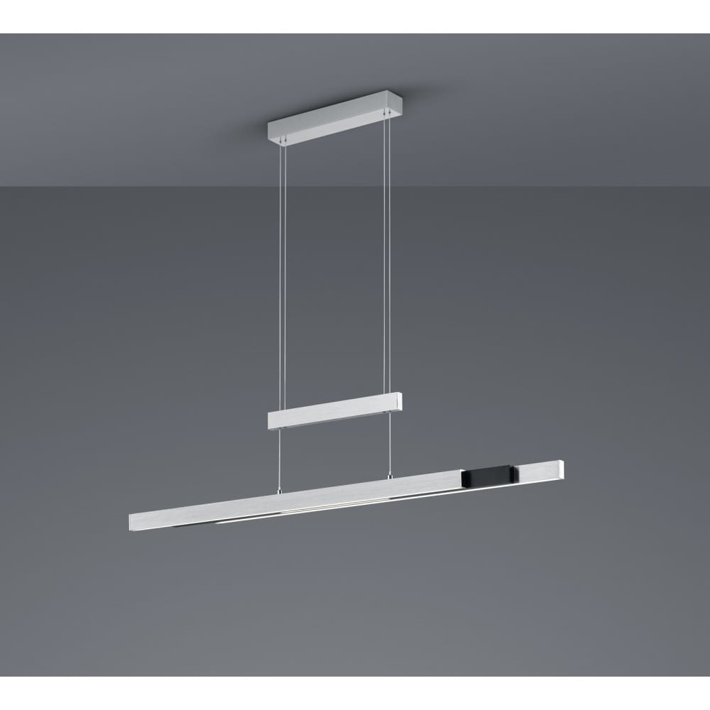 Trajan LED lampa wisząca 3-punktowa w kolorze czarnym i aluminium. Posiada prostokątny kształt, zawieszona na cienkich linkach. Widoczny górny element mocujący oraz dolna część z diodami LED. Tło szare, minimalistyczne.