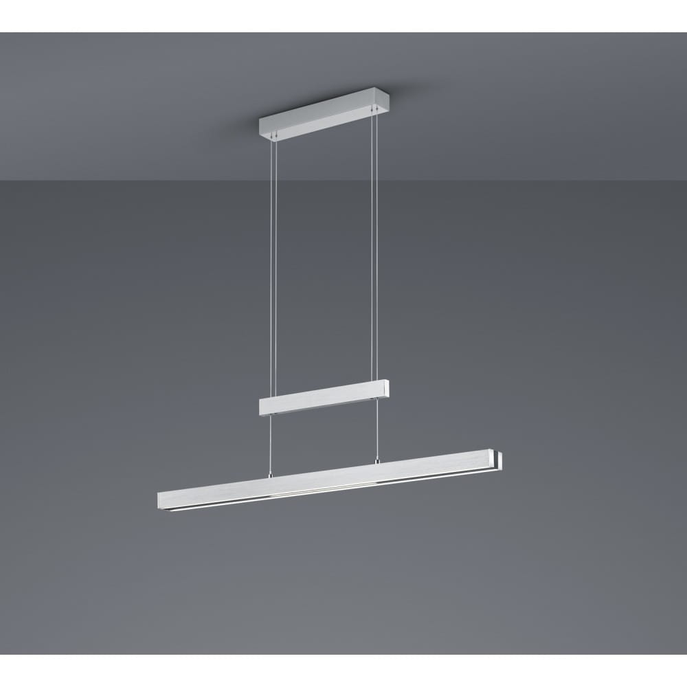 Lampa wisząca Trajan LED 3-punktowa w kolorze czarnym z aluminiowymi elementami. Produkt zawieszony na cienkich linkach, z dwiema poziomymi belkami. Prosty, nowoczesny design, idealna do aranżacji wnętrz. Tło w odcieniu szarym.