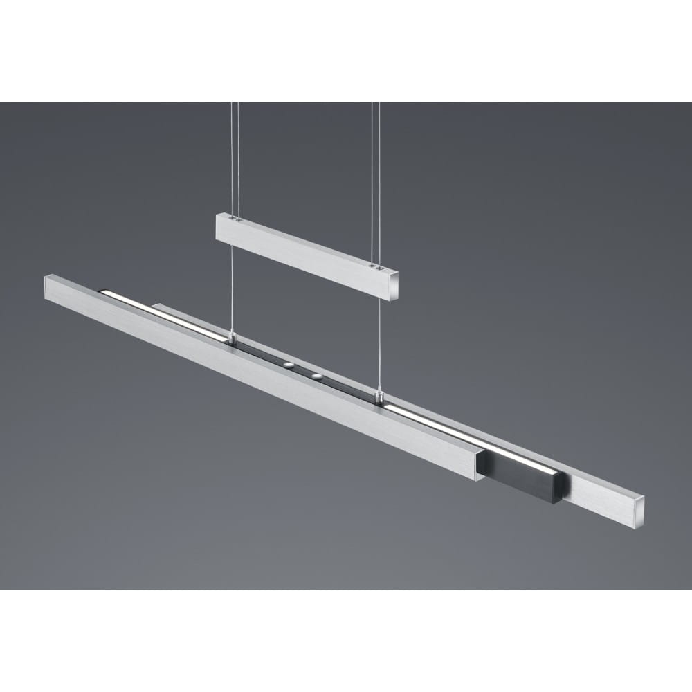 Lampa wisząca Trajan LED 3-punktowa w kolorze czarnym i aluminiowym. Prosty, prostokątny kształt z trzema źródłami światła. Zawieszona na cienkich linkach, w nowoczesnym stylu, na jednolitym szarym tle. Idealna do różnych wnętrz.
