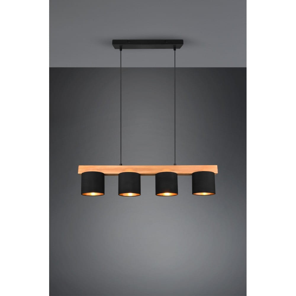 Lampa wisząca Cameron 4-punktowa, czarna z drewnianym elementem, zawieszona na dwóch cienkich linkach. Widoczne cztery cylindryczne klosze, emitujące ciepłe światło, zamontowane na poziomej belce. Tło w odcieniu szarości.