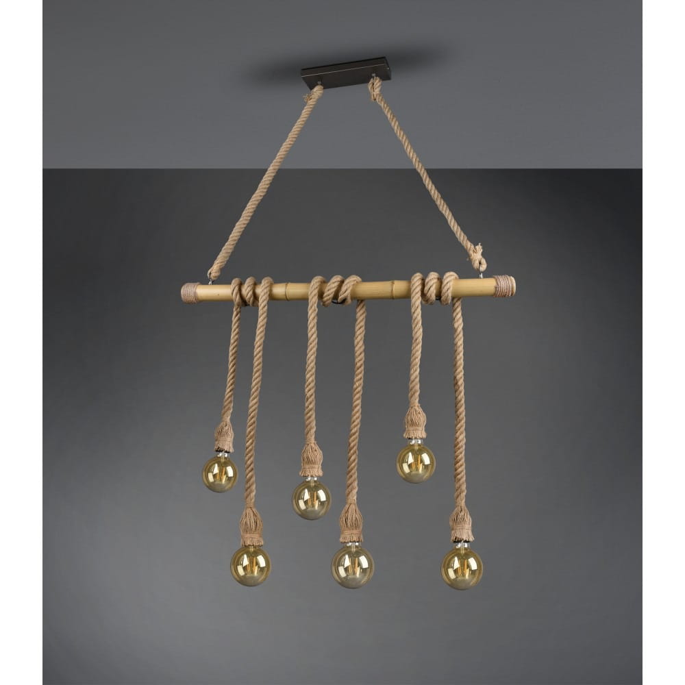 Brązowa lampa wisząca Wilma z sześcioma punktami świetlnymi. Obejmuje drewniany stelaż z naturalnym sznurkiem, z którego zwisają szklane klosze w kolorze złotym. Zawieszona na metalowej podstawie, w minimalistycznym stylu.