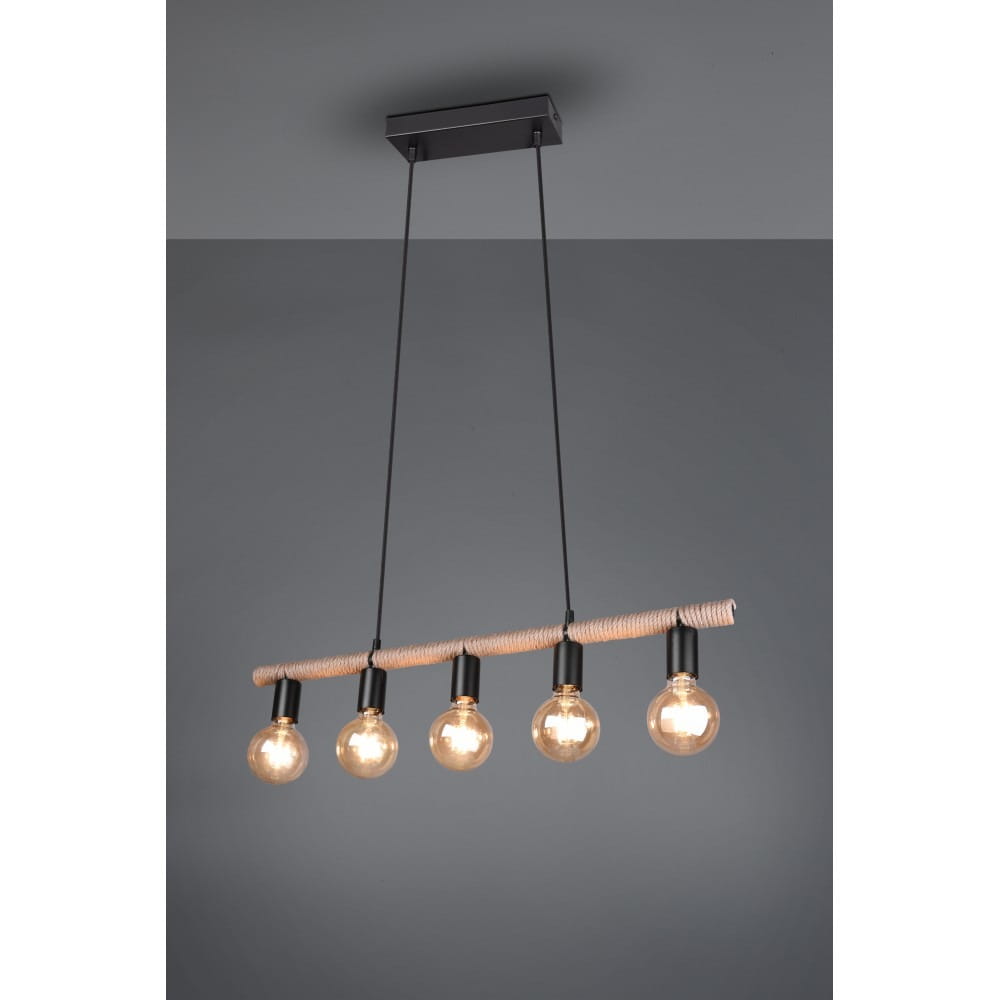 Lampa wisząca Einar, 5-punktowa, czarna. Posiada pięć żarówek zawieszonych na cienkich linkach, zamocowanych na prostokątnej podstawie. Elementy metalowe w kolorze czarnym, z dekoracyjnym przewodem. Tło w odcieniach szarości.