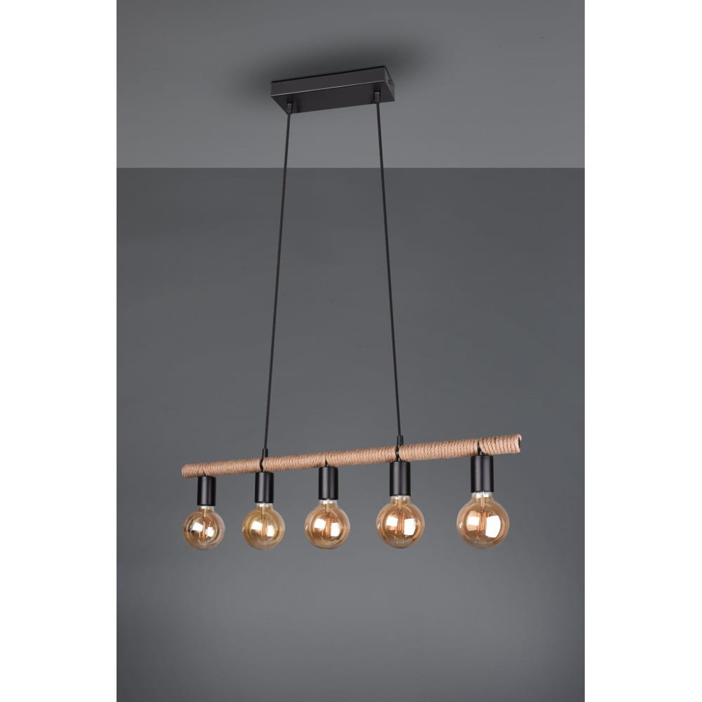 Czarna lampa wisząca Einar z pięcioma punktami świetlnymi, zawieszona na długich linkach. Metalowa konstrukcja z drewnianym detalem, szklane klosze w kolorze bursztynowym. Ujęcie frontalne, na jednolitym tle.