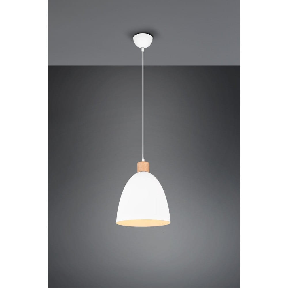 Lampa wisząca Jagger D25 w kolorze białym, z metalowym kloszem o kształcie dzwonu i drewnianym detalem u góry. Zawieszona na białym przewodzie, w minimalistycznym stylu. Tło ciemnoszare, podkreślające produkt.