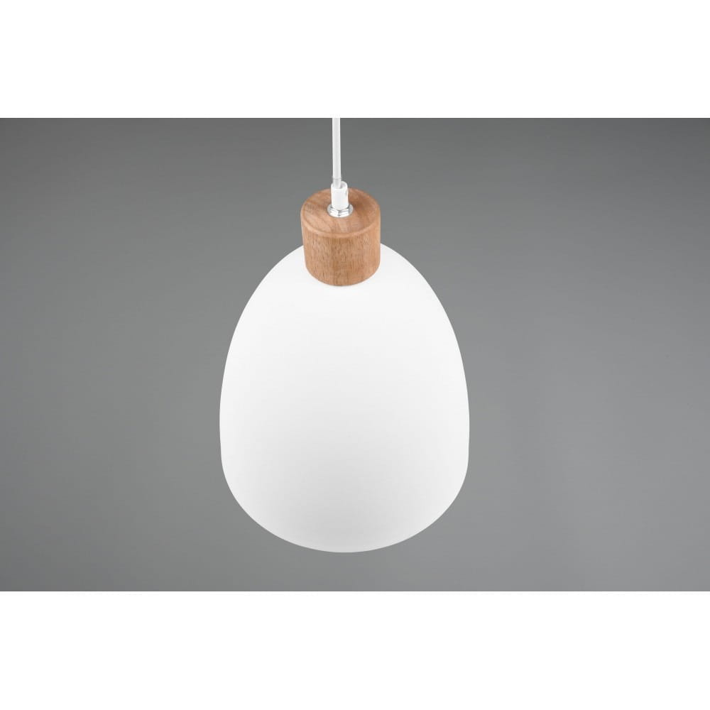 Biała lampa wisząca Jagger D25 z matowym kloszem w kształcie stożka, zakończona drewnianym uchwytem. Zawieszona na białym przewodzie, widok z góry, na szarym tle. Idealna do nowoczesnych wnętrz.