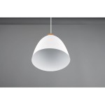 Lampa wisząca Jagger D25 w kolorze białym, o kształcie stożkowatym, z drewnianym detalem u góry. Zawieszona na białym przewodzie, prezentuje minimalistyczny design. Tło w odcieniu szarym podkreśla elegancję lampy.