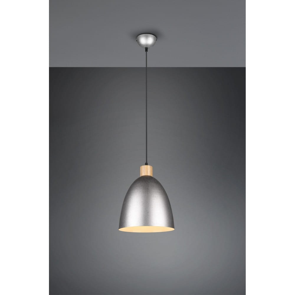 Lampa wisząca Jagger D25 w antycznym niklu, z metalowym kloszem w kształcie dzwonu i drewnianym detalem u góry. Zawieszona na cienkim czarnym przewodzie, emituje ciepłe światło, idealna do nowoczesnych wnętrz.
