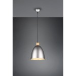 Lampa wisząca Jagger D25 w antycznym niklu, z metalowym kloszem w kształcie dzwonu i drewnianym detalem u góry. Zawieszona na cienkim czarnym przewodzie, emituje ciepłe światło, idealna do nowoczesnych wnętrz.