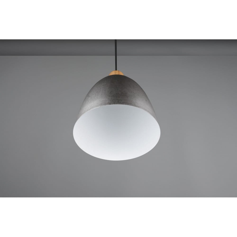 Lampa wisząca Jagger D25 w kolorze antycznego niklu, z kloszem w kształcie stożka, wykonanym z betonu. Klosz ma matowe wykończenie, a u góry znajduje się drewniany element. Zawieszona na długim przewodzie, na jednolitym tle.