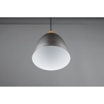Lampa wisząca Jagger D25 w kolorze antycznego niklu, z kloszem w kształcie stożka, wykonanym z betonu. Klosz ma matowe wykończenie, a u góry znajduje się drewniany element. Zawieszona na długim przewodzie, na jednolitym tle.