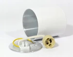 Mini lampa sufitowa tuba kierunkowa w kolorze czarnym, z metalowym wykończeniem. Widoczny element montażowy z przewodami i oprawką na żarówkę. Lampa ustawiona w pozycji leżącej, na prostym tle.