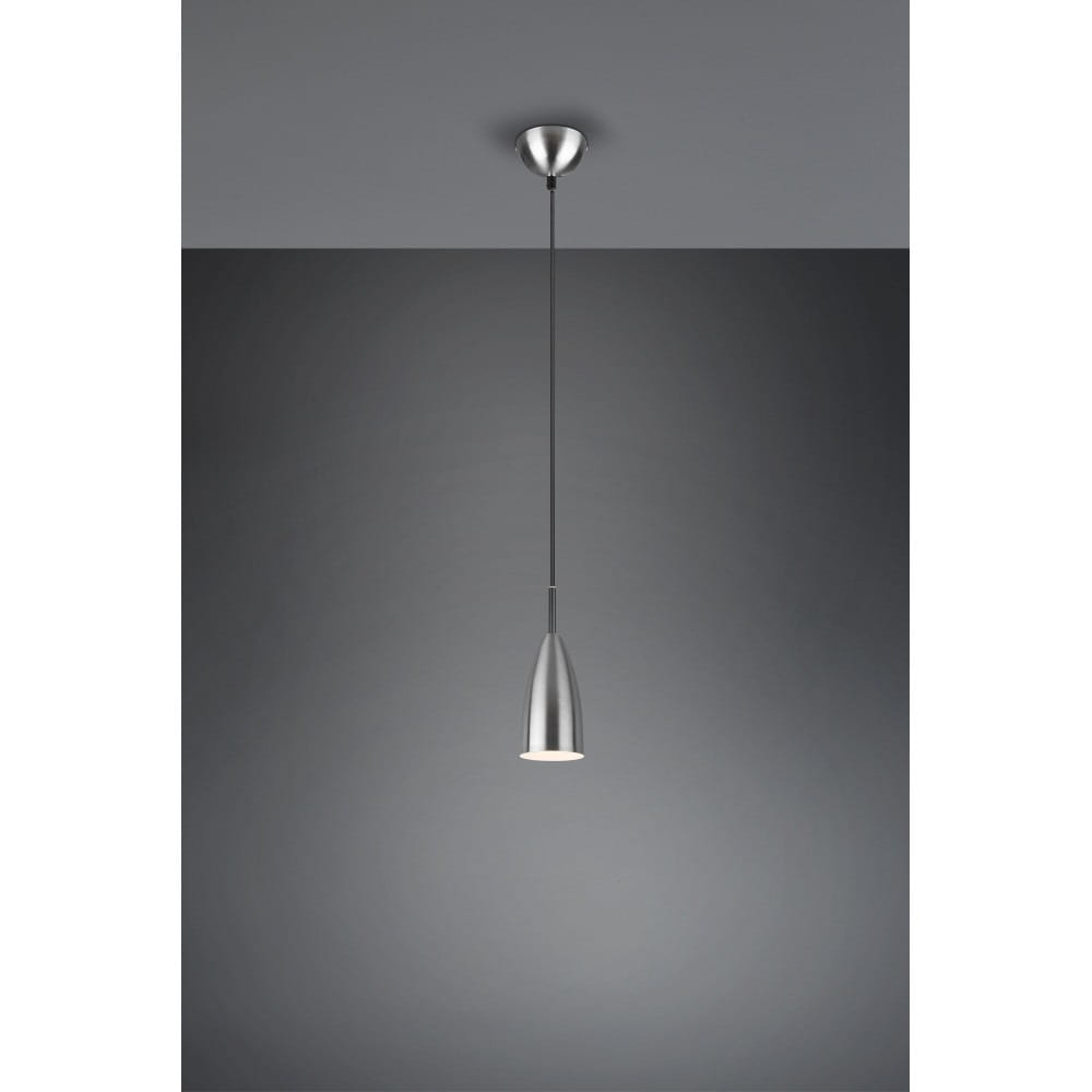 Lampa wisząca Farin 1-punktowa w kolorze nikiel, o smukłej, stożkowatej formie, zawieszona na cienkim przewodzie. Widoczna metalowa podsufitka. Tło w odcieniach szarości podkreśla minimalistyczny design lampy.