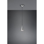 Lampa wisząca Farin 1-punktowa w kolorze nikiel, o smukłej, stożkowatej formie, zawieszona na cienkim przewodzie. Widoczna metalowa podsufitka. Tło w odcieniach szarości podkreśla minimalistyczny design lampy.