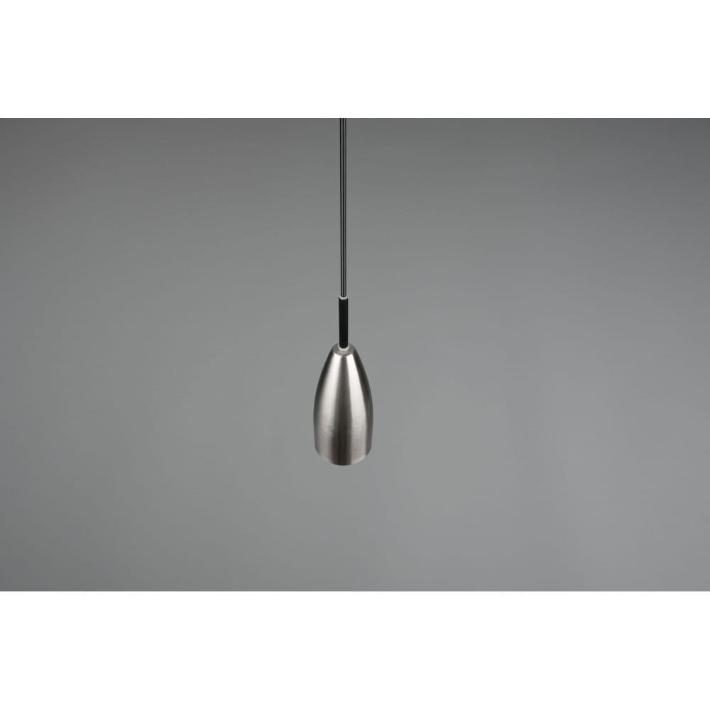 Lampa wisząca Farin 1-punktowa w kolorze niklowym, o kształcie stożkowym, zawieszona na cienkim kabelku. Ujęcie frontalne, na jednolitym tle. Wysoka, metaliczna obudowa z czarnym mocowaniem.