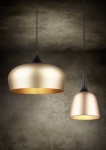 Lampa wisząca Chiron D45 w kolorze czarnym z mosiężnym kloszem. Okrągły, błyszczący klosz w kształcie dzwonu, zawieszony na cienkim przewodzie. Tło w odcieniach szarości, podkreślające elegancki design lampy.